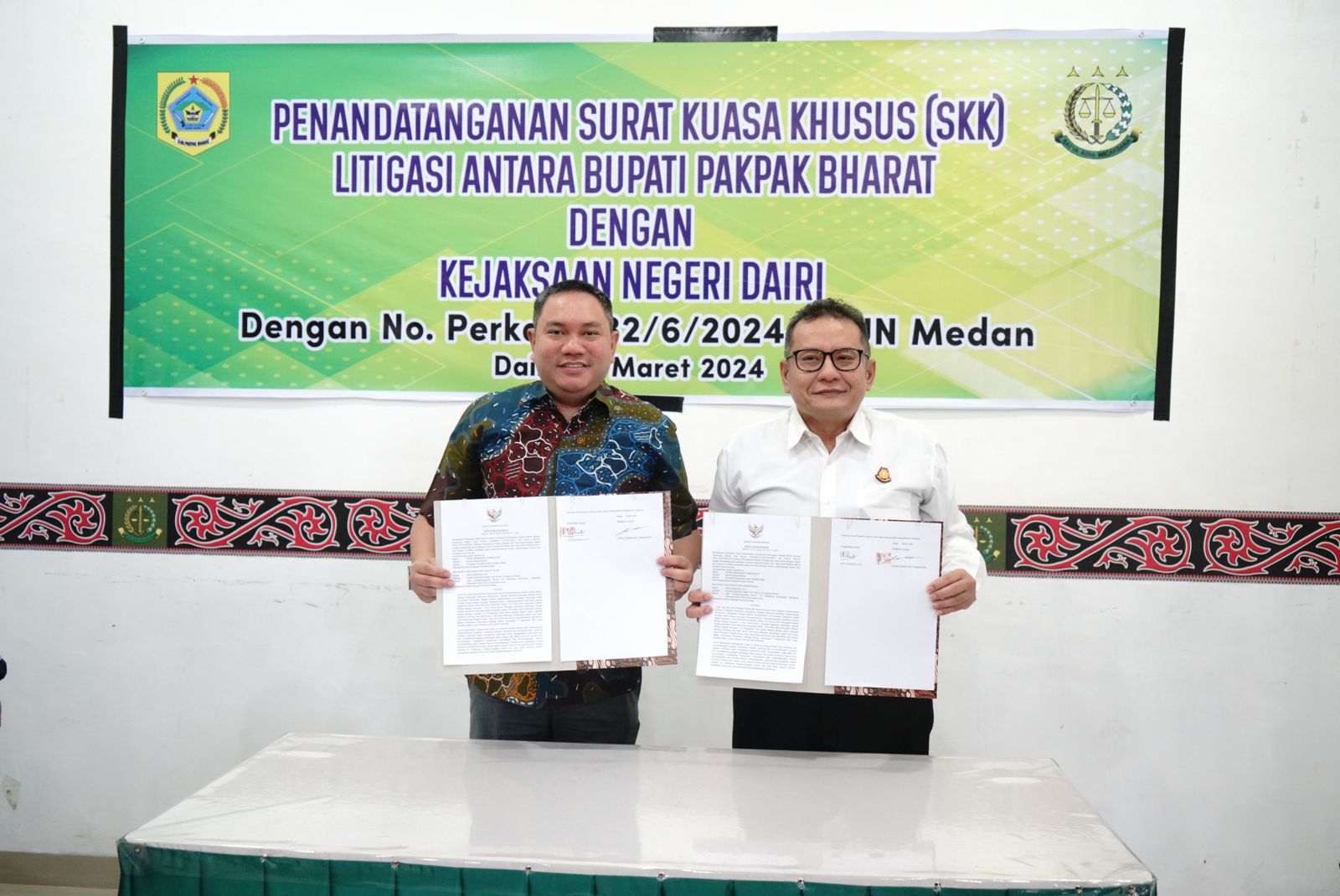 Bupati Pakpak Bharat Franc Bernhard Tumanggor Menandatangani Surat