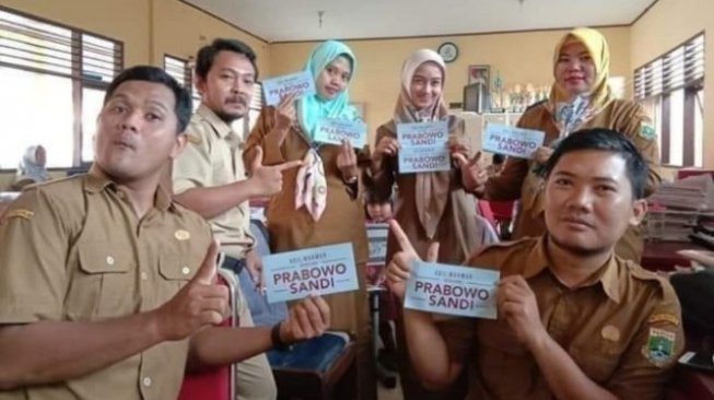 Guru Honorer Dipecat Usai Pamer Dukung Paslon Presiden