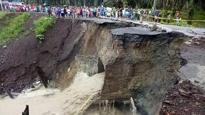 Jalan Penghubung Siantar-Tanah Jawa Lumpuh Total