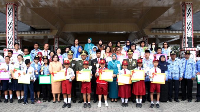 Pemko Memberikan Penghargaan Kepada Tenaga Pendidik dan Siswa-siswi Pemenang Olimpiade Sains