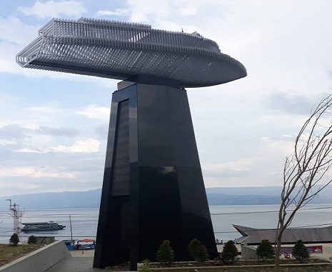 Monumen Kapal Motor KM Sinar Bangun Dermaga Pelabuhan Tigaras, Kecamatan Dolok Pardamean, Kabupaten Simalungun.