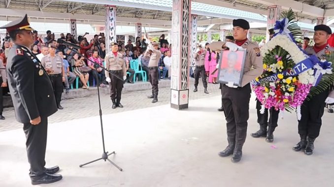 Upacara pemakaman tradisi kepolisian langsung di pimpin Kapolres Simalungun AKBP M.Liberty Panjaitan, S.I.K.,M.H.