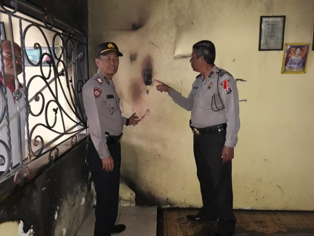 Kapolsekta Berastagi AKP Pawang Ternalem Sembiring saat di lokasi kejadian Kebakaran, di gang Serasi Berastagi, Selasa (10/06/2019) foto terkelinbukit.