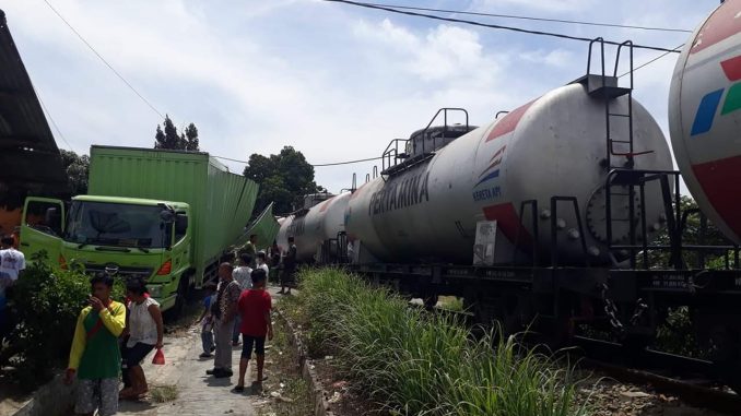 Ular Besi Tabrakan Dengan Truk Kontainer STTC