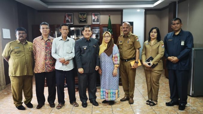 Bupati karo TerkelinBrahmana SH foto bersama dengan keluarga komponis Alm jaga depari dan Kadis perizinan Susi Iswara Br Bangun, kepala Bappeda Ir nasib Sianturi Msi, kepala dinas sosial Benyamin Sukatendel, Menno Depari, Tri Mansur Pelawi, anggota PS4PB