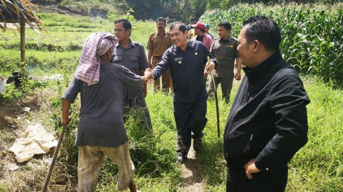 Bupati Karo Tinjau Jalan Tembus Payung - Kuta Suah dengan Berjalan Kaki