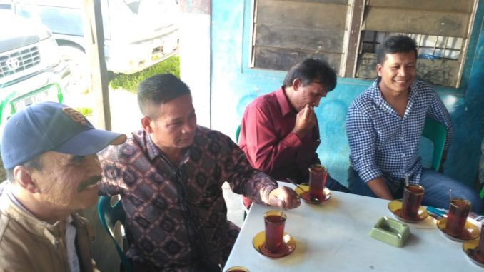 Kepala BNNK Karo Berbaur Bersama Masyarakat Di Warung Kopi Untuk Sosialisasi Anti Narkoba