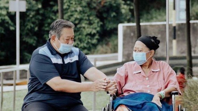 Ibu Ani Yudhoyono Bersama Presiden RI-6 Susilo Bambang Yudhoyono