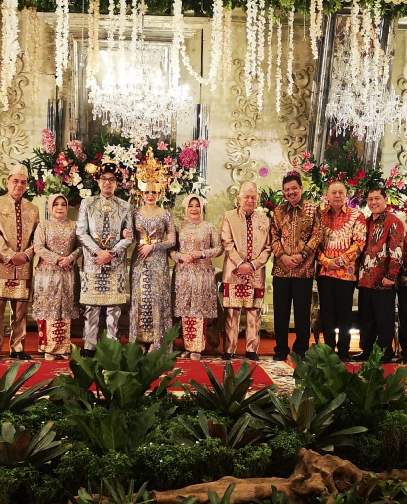 ket foto : Kajatisu H. Fachruddin Siregar melihat kedatangan Bupati Karo, langsung menyambut dan Bersalaman, trimakasih,Pak Terkelin sudah hadir dalam Resepsi pernikahan ini.foto (ist) terkelin bukit