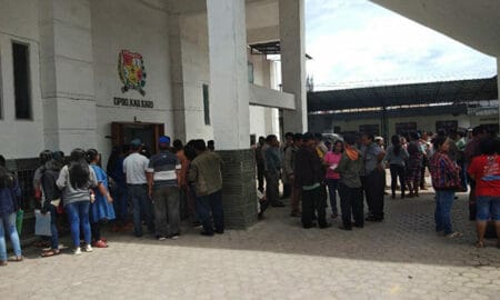 Ket foto :Para orangtua siswa asal Merek saat mendatangi Kantor DPRD Karo. foto : terkelinbukit