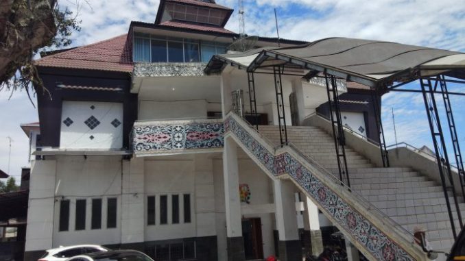 Ket foto :Gedung DPRD Kabupaten Karo Jalan Veteran Kabanjahe Foto.terkelinbukit.