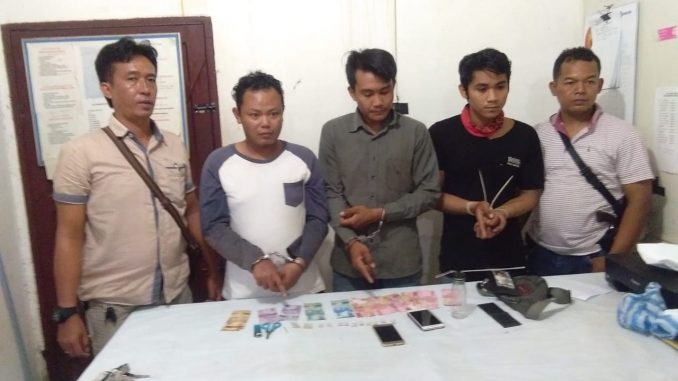 Keterangan Photo : Ketiga Tersangka Kasus Pidana Penyalahgunaan Narkotika Berikut Barang Bukti Saat Bersama Tim Opsnal Saat Di Mapolsek Bangun