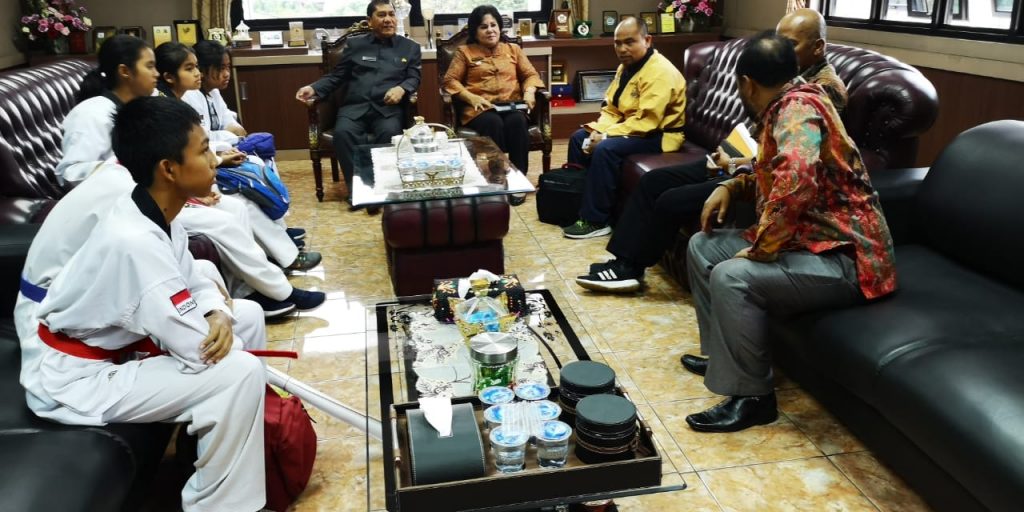 ket foto :Bupati Karo Terkelin Brahmana didampingi wakil Bupati Karo Cory Seriwaty Br Sebayang, Kadispora Robert Perangin angin,dan  kepala Bappeda Ir nasib Sianturi Msi, setelah menerima di kantor bupati dan foto bersama di halaman kantor bupati sebelum berangkat ke malaysia.foto terkelinbukit