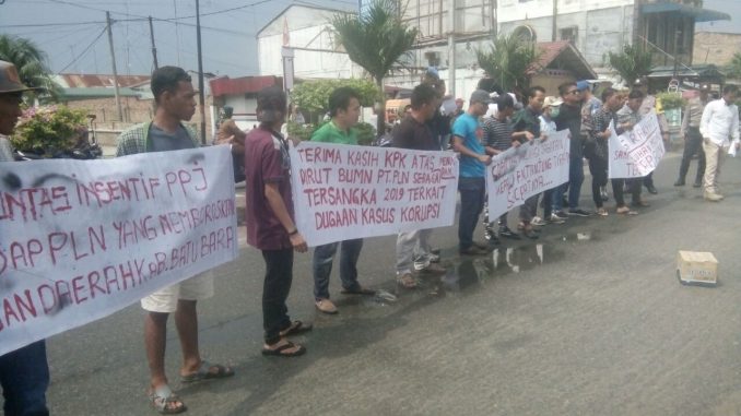 Kelompok Pemuda dari PAC PP Kec. Talawi Mengadakan UNRAS ke Kantor PLN Tanjung Tiram