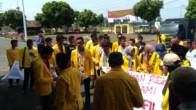 Badan Eksekutif Mahasiswa(BEM) Fakultas Hukum dan Tehnik Sipil Universitas Asahan Melakukan UNRAS Mapolres Asahan