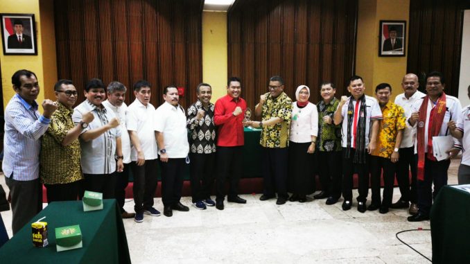 Ket foto : bupati karo Terkelin Brahmana ditemani komisi D provsu adakan audensi diterima oleh kementerian lingkungan hidup.foto, Ist ,terkelinbukit