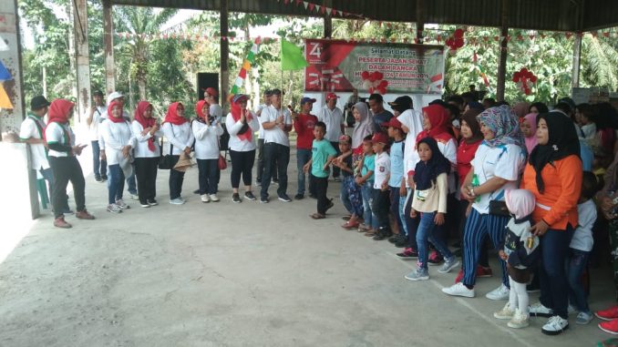 Keterangan Photo : Seluruh management Kebun Bangun dan peserta mengikuti rangkaian kegiatan diawali dengan jalan santai di areal kompleks emplasmen Kebun Bangun, Nagori Senio, Kecamatan Gunung Malela, Kabupaten Simalungun.