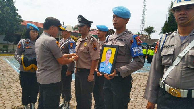 Ket foto : Salah satu Anggota Polri yang bertugas di Polres Tanah Karo yang ditanggalkan baju dinasnya oleh Wakapolres Tanah Karo Kompol Hasian Panggabean, Senin (12/08) 2019.foto terkelinbukit.