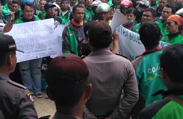 Ratusan Driver Ojek Online Geruduk Kantor Gojek Cabang Siantar