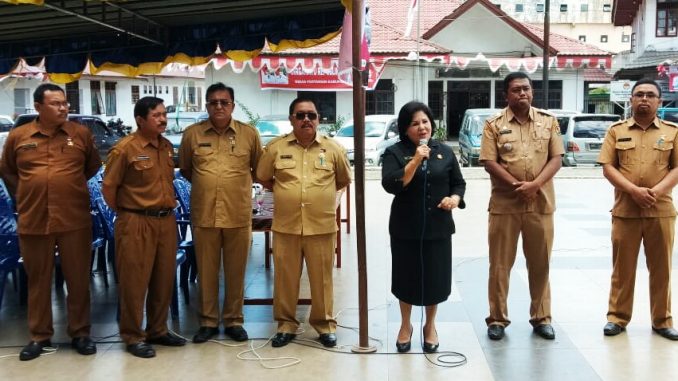 ket foto :Wakil Bupati Karo Cory Seriwaty Br Sebayang saat memberikan kata sambutan dalam kegiatan Kecamatan Kabanjahe lomba memasak di tingkat Kecamatan Kabanjahe.foto terkelinbukit.