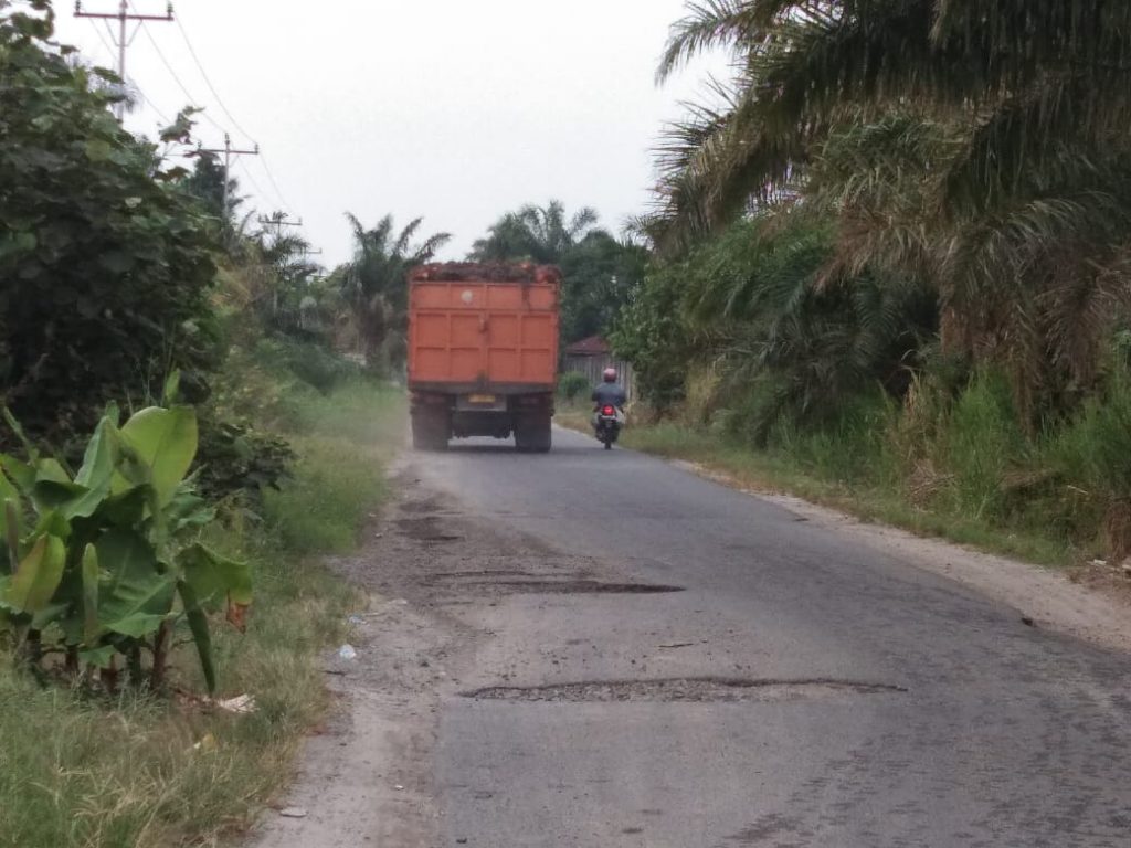 - Truck bermuatan melebihi kapasitas melintas di lintasan jalan Kecamatan Hutabayu Raja.