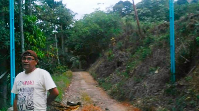 Ket foto : Kepala Desa Lau Paradep Kecamatan Lau Baleng Kabupaten Karo di konfirmasi saat berada di Lokasi Jalan Desa yang merupakan Kampung KB, Rabu (14/08) 2019 foto terkelinbukit.