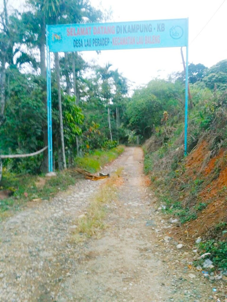 Ket foto : Kepala Desa Lau Paradep Kecamatan Lau Baleng Kabupaten Karo di konfirmasi saat berada di Lokasi Jalan Desa yang merupakan Kampung KB, Rabu (14/08) 2019 foto terkelinbukit.