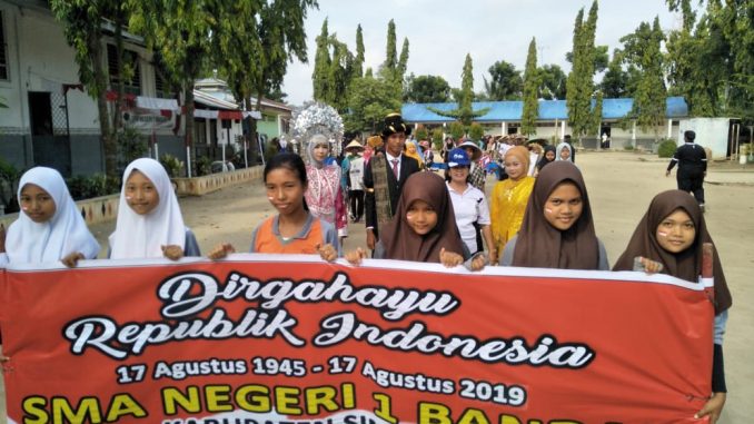 Menyambut Hut RI Ke 74 Tahun SMA 1 Negeri Bandar Gelar Pawai Bersama