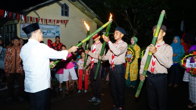 Para peserta TAPTU yang terdiri dari unsur Muspika, Ormas, OKP, Pramuka, siswa siswi SMP, SMA dan Madrasah sederajat, tampak antusias dengan membawa obor berjalan kaki sepanjang 500 meter dari garis start hingga ke lokasi Makam Pahlawan.