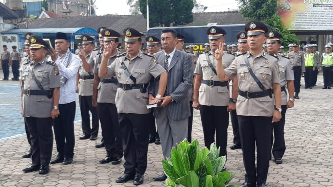 Ket foto: 1. Enam pejabat Polres Karo saat pengambilan sumpah jabatan di halaman Mapolres Karo. foto terkelinbukit.