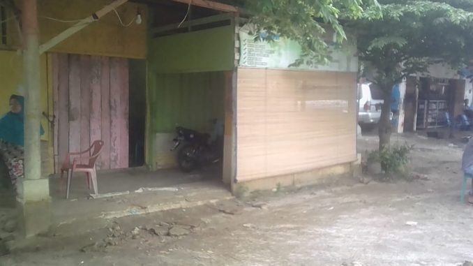 Keterangan gambar, warung bakso Paeran yang digasak maling, dijalan Rajamin Purba, Perdagangan