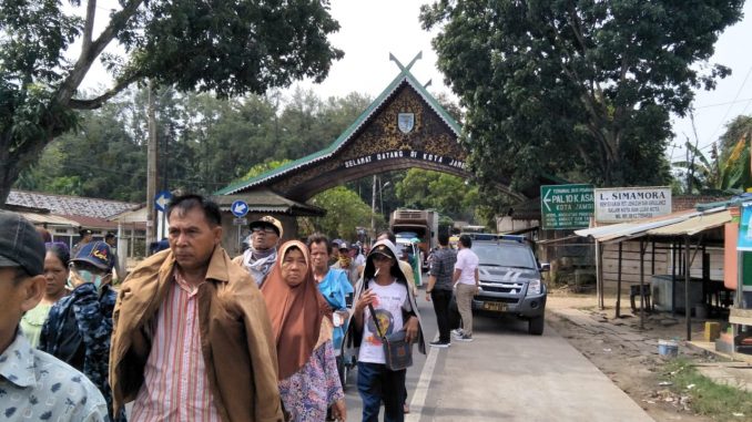 Masyarakat Suku Anak Dalam (SAD) dan Petani Jambi Melakukan Aksi Berjalan Ke Istana Negara