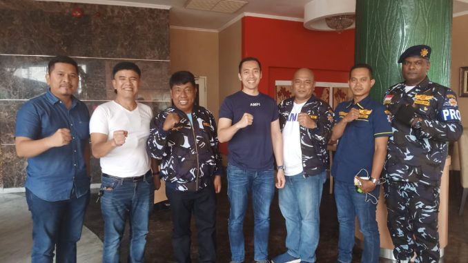 Ketua Ampi Sumut Dr. David Luther Lubis menyerahkan Seragam Ampi kepada Balon Bupati Simalungun Tumbur Napitupulu,SE