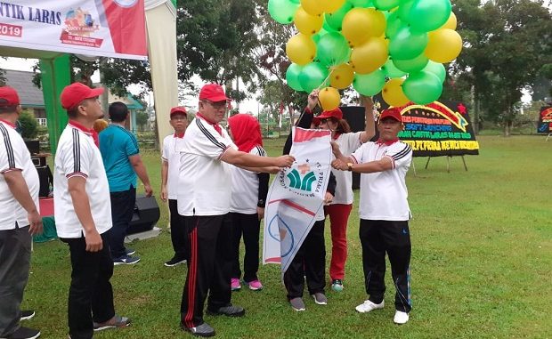 Keterangan Photo : Direktur Utama PT. PMN Abdul Majid SH didampingi Camat Bandar Huluan dan Camat Dolok Batu Nanggar Saat Melepas Balon Sebagai Tanda Berakhirnya Pekan Olah Raga