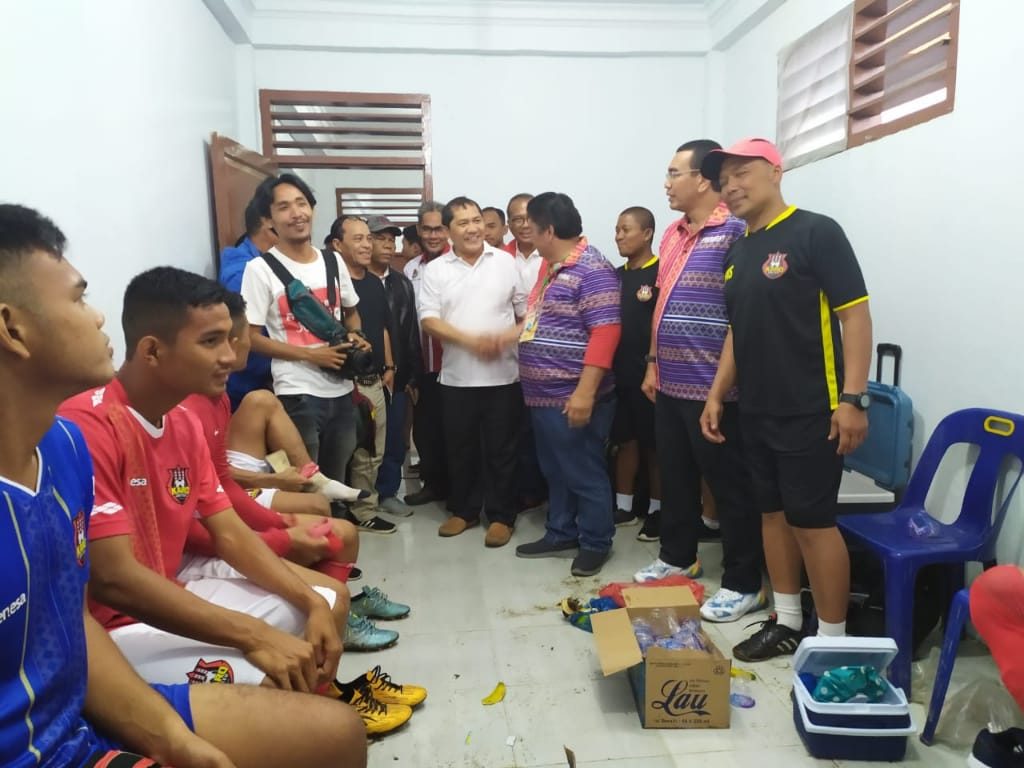 Ket Fhoto :Bupati Karo Terkelin Brahmana, Presiden Karo United FC, Arya Mahendra Sinulingga dan pelatih Ansyari Lubis menyalami pemain di ruang ganti. foto: terkelinbukit