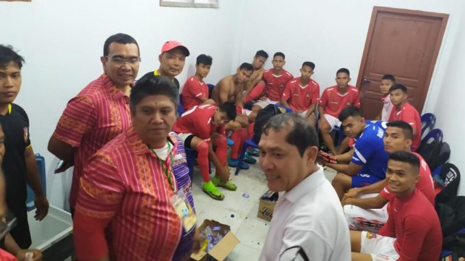 Ket Fhoto :Bupati Karo Terkelin Brahmana, Presiden Karo United FC, Arya Mahendra Sinulingga dan pelatih Ansyari Lubis menyalami pemain di ruang ganti. foto: terkelinbukit