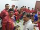 Ket Fhoto :Bupati Karo Terkelin Brahmana, Presiden Karo United FC, Arya Mahendra Sinulingga dan pelatih Ansyari Lubis menyalami pemain di ruang ganti. foto: terkelinbukit