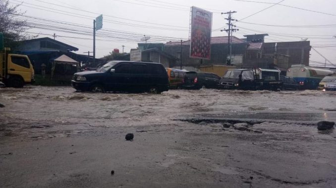 ket foto:terlihat air mengalir dengan derasnya di badan jalan di seputaran jalan vetran kabanjahe, foto terkelinbukit