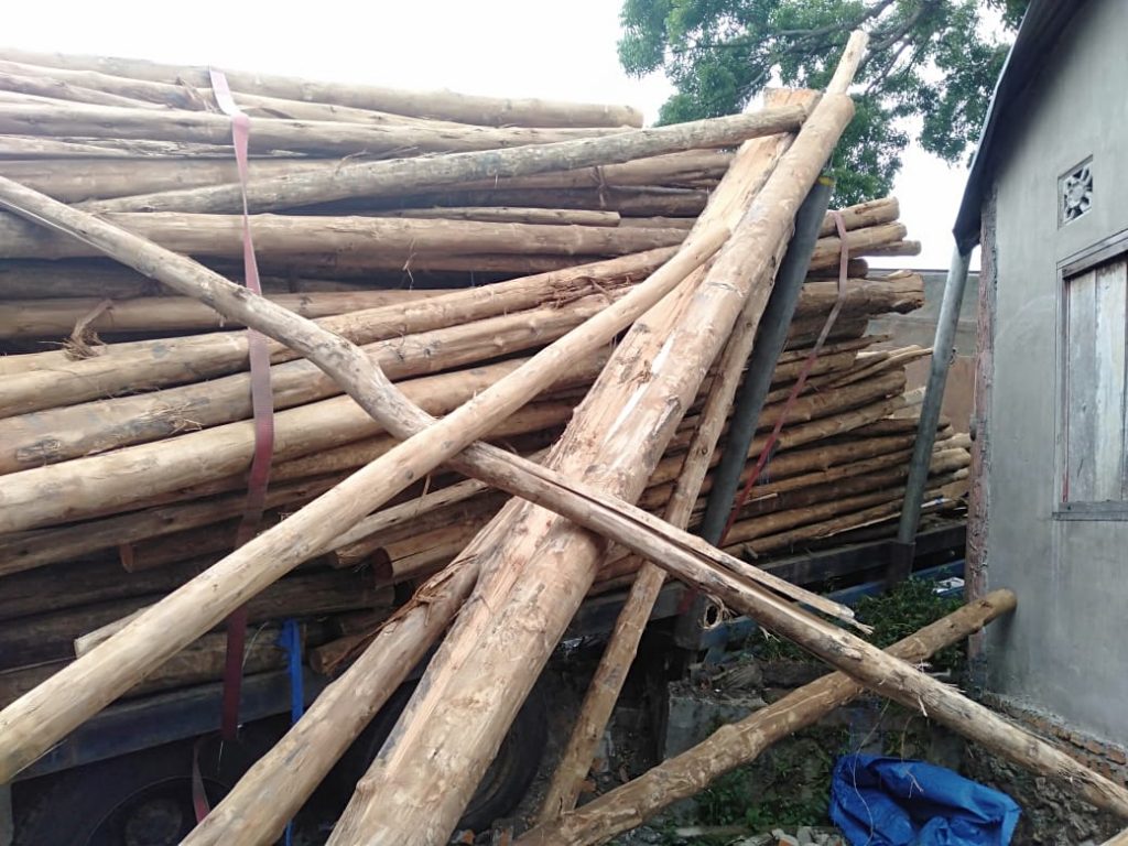 Parkir Truk  Pengangkut Kayu Mundur Di Simpang Saribu Jawa 