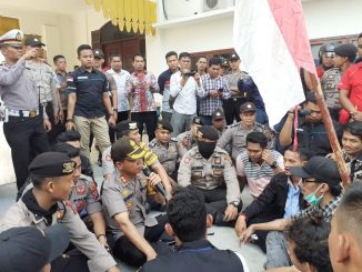 Kapolres Batubara Duduk Bersama Pendemo Dilantai Teras Depan Gedung DPRD