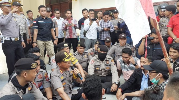 Kapolres Batubara Duduk Bersama Pendemo Dilantai Teras Depan Gedung DPRD