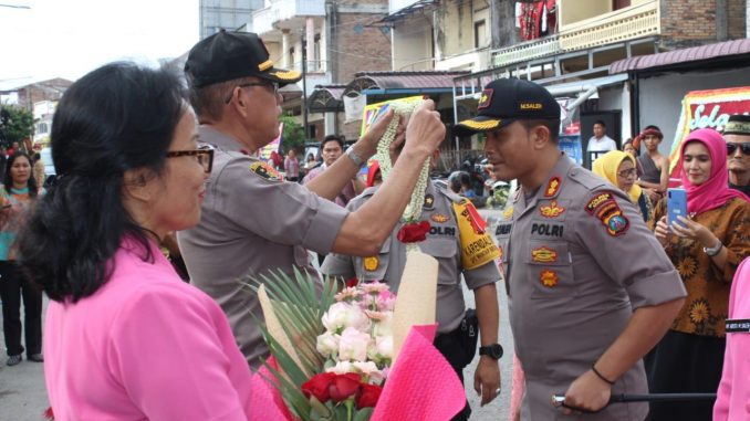 Pengalungan Bunga Oleh Waka Polres Samosir KOMPOL C H Simanjuntak Kepada Kapolres Samosir AKBP Muhammad Saleh S.I.K. MM