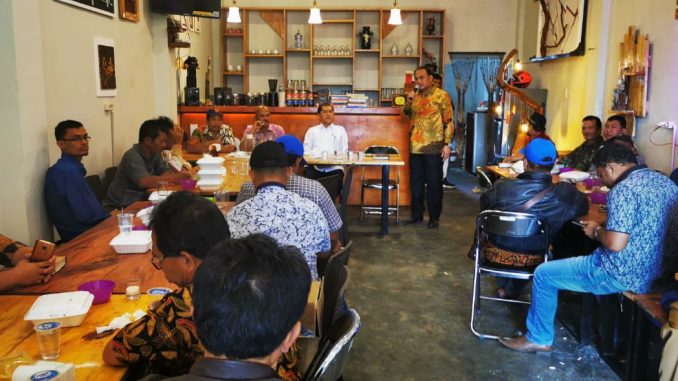 Ket foto : bupati karo Terkelin Brahmana, SH didampingi para OPD memberikan arahan saat Rakorpem berlangsung di Cafe Kampung kita merek. foto terkelinbukit.