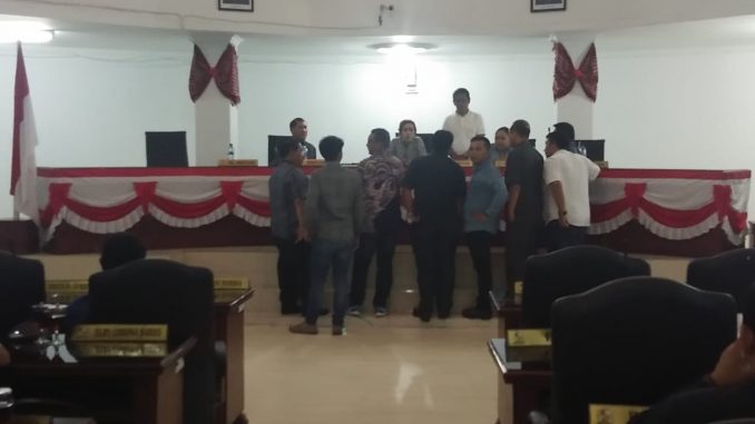 ket foto :Ketua DPRD Karo, Nora Else Surbakti didampingi wakil ketua Inolia Br Ginting membuka Rapat Paripurna di jantor DPRD kab karo :foto terkelinbukit.