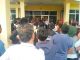 Ket foto : Warga Desa Barung Kersap Kecamatan Munte Kabupaten Karo tetap menunggu di depan kantor BPN Kab Karo di Kabanjahe, foto terkelinnbukit.