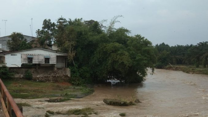 Keterangan Photo : Kondisi Jembatan Dan Perumahan Warga Terancam Ambruk Akibat Abrasi Sungai Bah Bolon.