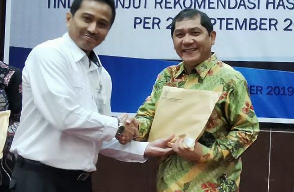 Ket foto : bupati karo Terkelin Brahmana menerima Hasil pemantauan tindak lanjut rekomendasi hasil pemeriksaan BPK Perwakilan Propinsi Sumatera Utara Per 24 September 2019, oleh Kepala subauditoriat sumut I Andanu, SE, M, Si, Ak.,terkelinbukit.