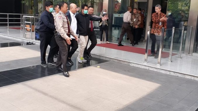 Walikota Medan Dzulmi Eldin Tiba Di Gedung KPK pukul 11.48 WIB dengan mobil tim KPK