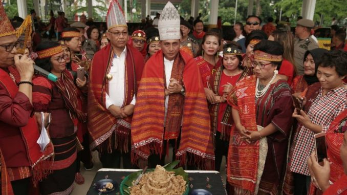 Acara yang dibuka secara langsung Oleh Gubernur Sumut Edy Rahmayadi, juga dihadiri Wakil Wali Kota Medan Ir H Akhyar Nasution MSi didampingi Kadis Ketenagakerjaan Kota Medan Hannalore Simanjuntak dan Camat Medan Barat Rudi Faizal Lubis, Lurah Kesawan Maswan Harahap