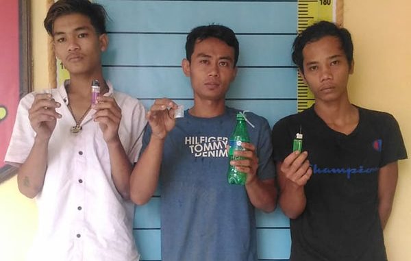 Tiga pria ditangkap personel Unit Reskrim Polsek Serbelawan saat akan berpesta sabu di salah satu rumah di Gang Seruni, Nagori Dolok Maraja, Kecamatan Tapian Dolok, Simalungun, Selasa (15/10/2019), sekira pukul 19.00 Wib.